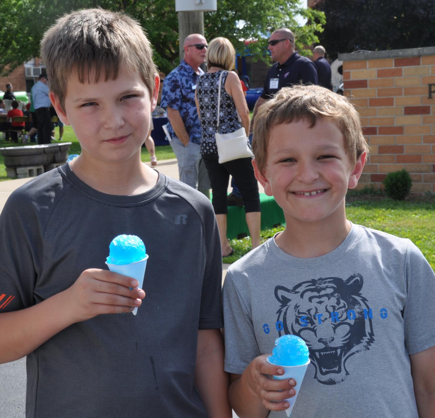 Kids with sno cones